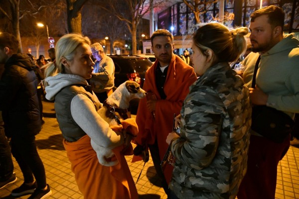 Emergencias habilita hoteles para albergar a vecinos desalojados por el incendio de Campanar