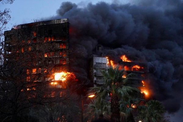 Un incendio, viento y una fachada inflamable: arde un edificio de 14 pisos y deja al menos 13 heridos