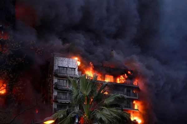Los expertos atribuyen la rápida propagación del fuego del edificio al material combustible de la fachada