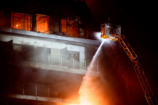 Los bomberos rescatan a una pareja joven atrapada en el gran incendio de València