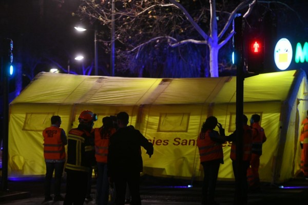 Instalan un hospital de campaña junto al doble edificio incendiado de Campanar