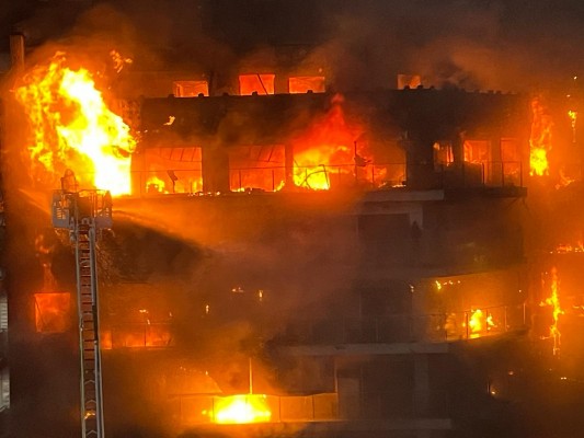 Un gran incendio quema dos edificios de 14 pisos en València: 13 heridos por el fuego
