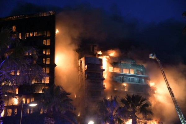 Un incendio de grandes proporciones quema un edificio de 14 pisos en el barrio de Campanar
