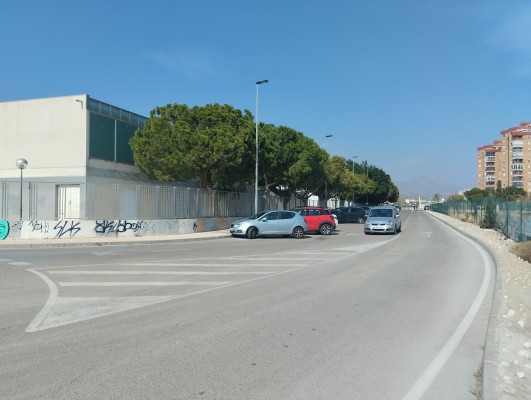 El IES Enric Valor (El Campello) hará espacio para las aulas prefabricadas en la calle Vicente Boix