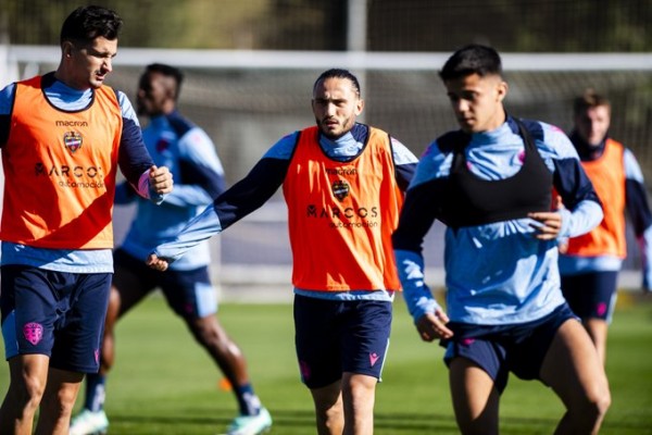 Kochorashvili se entrena con el Levante tras dos meses y medio de baja por una lesión