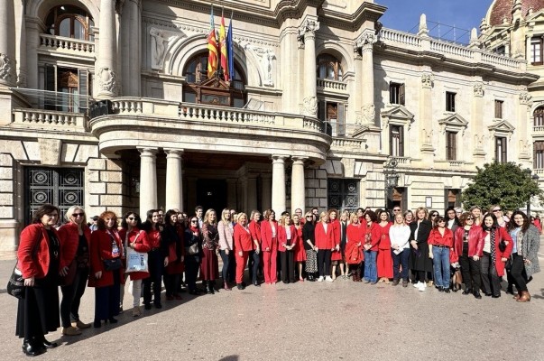 Empresarias y partidos reclaman igualdad salarial: 