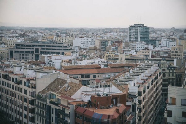 La compraventa de viviendas en la Comunitat Valenciana baja en diciembre casi un 20%
