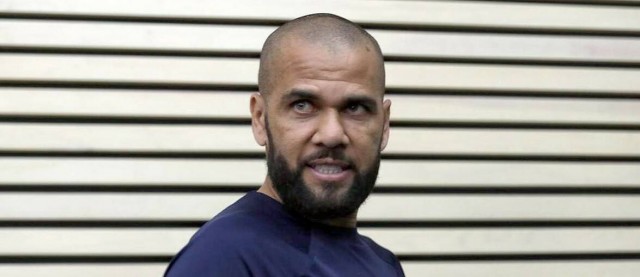 Dani Alves, condenado a 4 años y medio años de cárcel por violar a una joven en Barcelona
