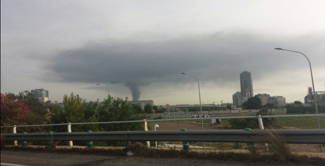 Arde una empresa de reciclaje de cartón en Alboraya

