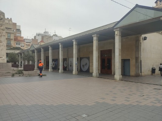 Una gran fachada acristalada y móvil en la plaza Santa Clara: así es el nuevo Mercado Central