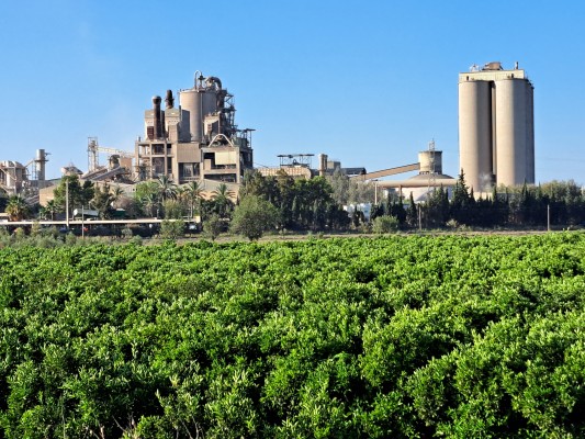Cemex Alicante iniciará una instalación para reducir emisiones de gases por 6 millones de euros