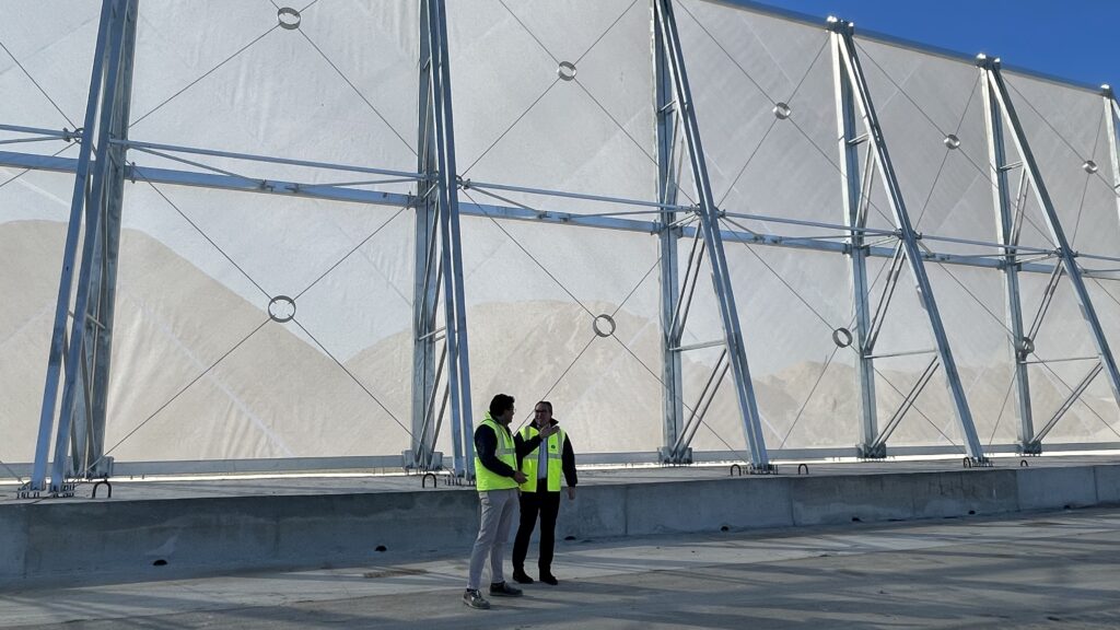 La dársena sur de PortCastelló estrena pantallas atrapapolvo para captar partículas de graneles sólidos