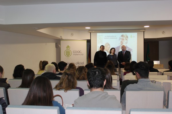 Alumnos de la Universidad Europea visitan el Colegio Oficial de
Agentes Comerciales de Valencia