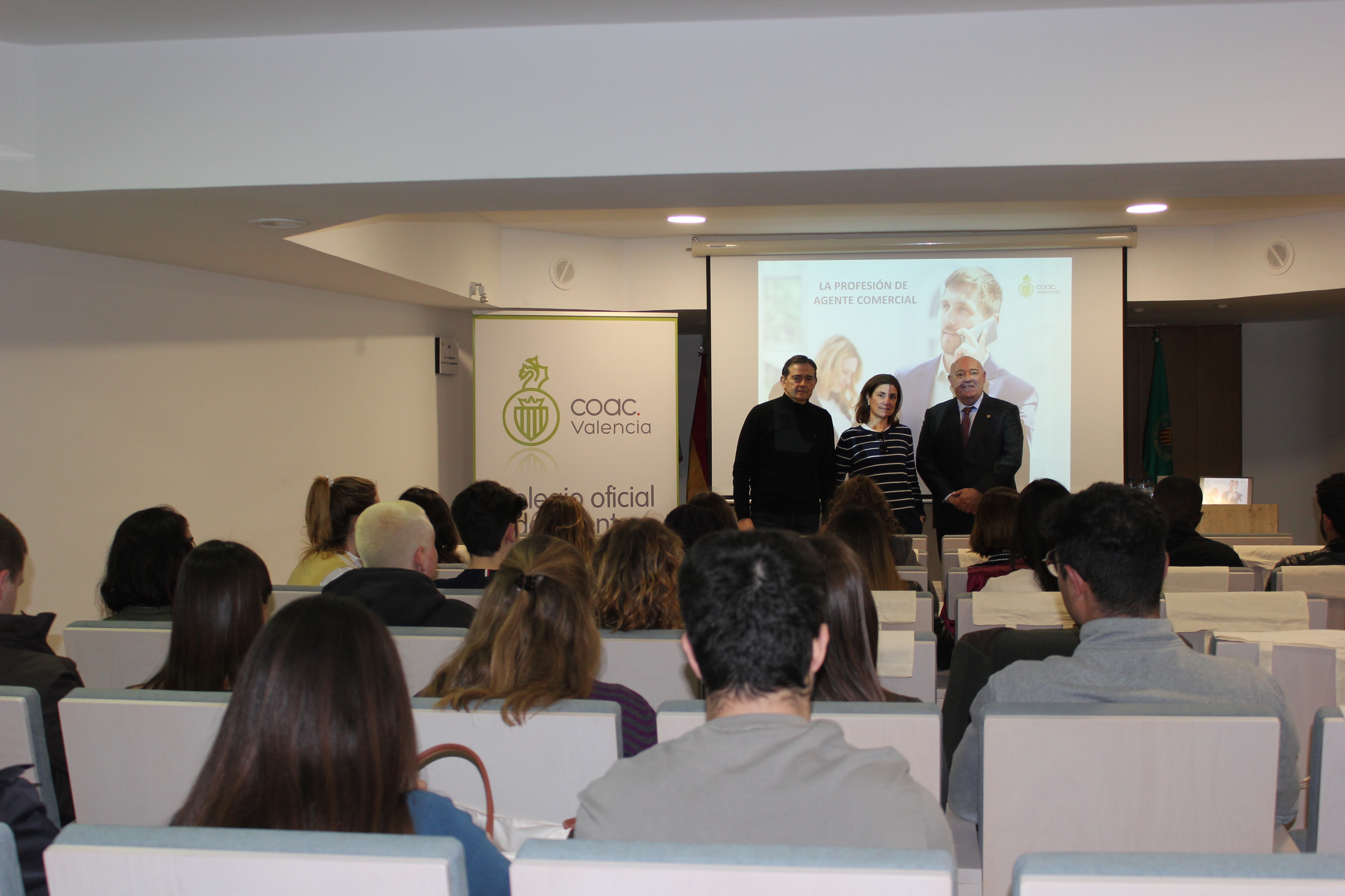 Alumnos de la Universidad Europea visitan el Colegio Oficial de
Agentes Comerciales de Valencia