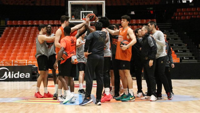 El Valencia Basket se entrena con seis jugadores y sin Pangos, enfermo, ni Jovic, de permiso
