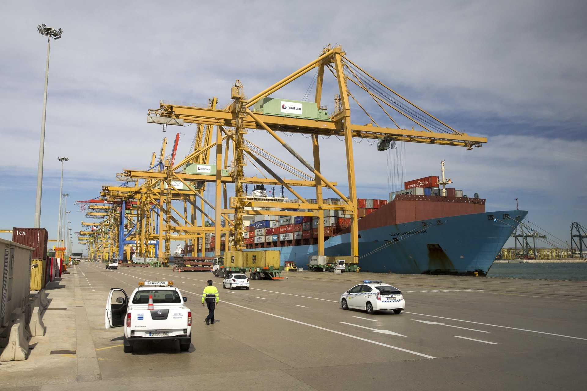 Empresas y estibadores pactan un nuevo convenio que acaba con el conflicto en el Puerto de Valencia