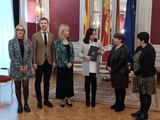 Llanos Massó recibe la memoria de la AVL pero insiste en que Vox intentará cambiar la ley