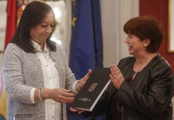 Llanos Massó recibe la memoria de la AVL pero insiste en que Vox intentará cambiar la ley