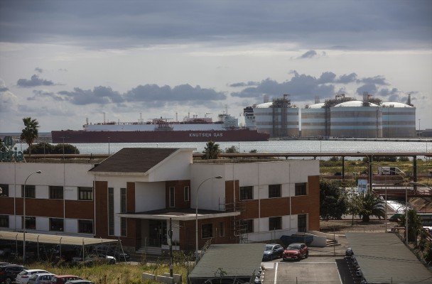 La regasificadora de Sagunto reanuda la emisión de gas tras su interrupción del viernes