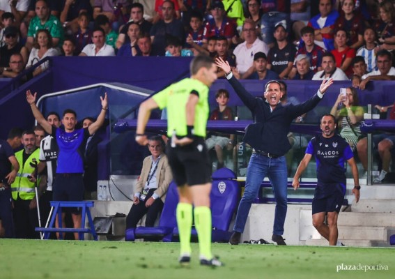 Javi Calleja, octavo entrenador despedido de la temporada en Segunda División
