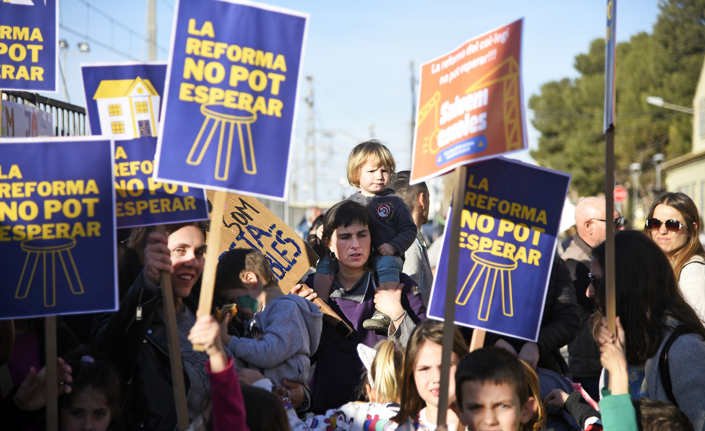 Concentración en Albalat dels Sorells frente al CEIP El Castell. Foto: DANIEL GARCÍA-SALA - 
