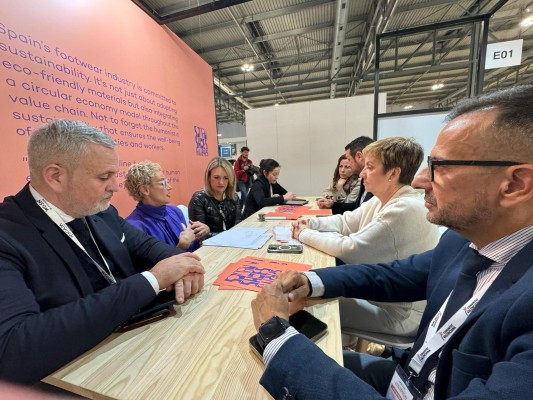 El sector del calzado en Micam muestra novedades, pasos en sostenibilidad y reclama 