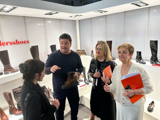 Medio centenar de empresas valencianas se exhiben en el Salón del Calzado de Milán
