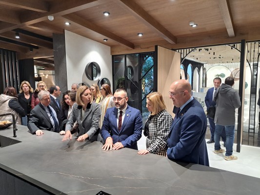 Benlloch destaca la innovació i resiliència de Porcelanosa en la visita a la Mostra Internacional

