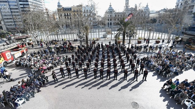 València da la bienvenida a 77 nuevos bomberos y anuncia otra convocatoria para 27 plazas
