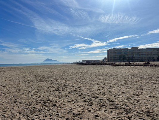 Les Deveses de Dénia recupera el ancho de playa de 1960 al recibir 650.000 metros cúbicos de arena

