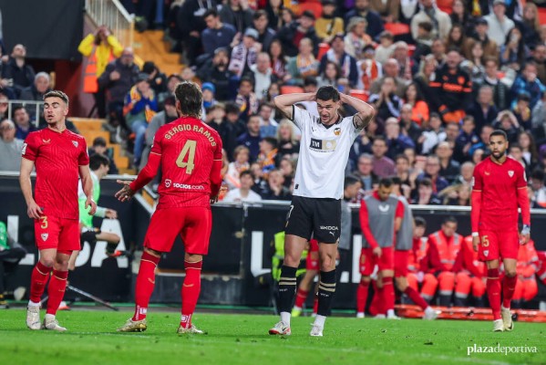 El 'doble 9' busca su oportunidad lejos de Mestalla