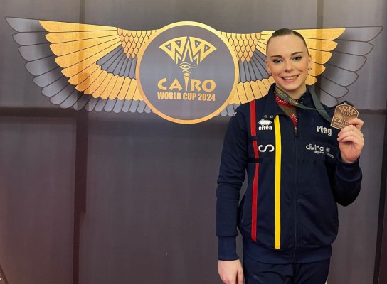 Laura Casabuena se cuelga la medalla de bronce en la Copa del Mundo de El Cairo