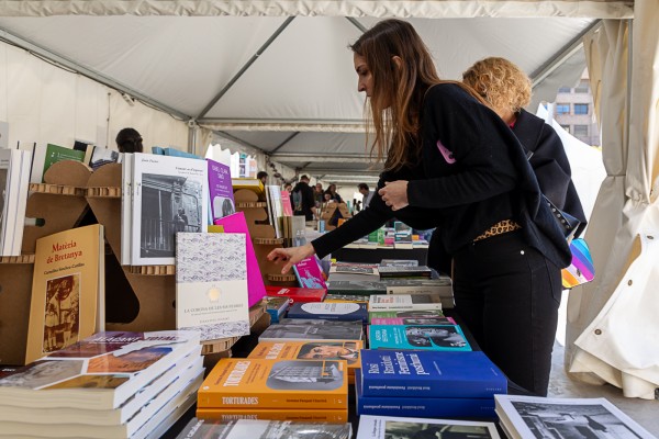 Més de 4.000 persones visiten la 8a Plaça del Llibre d'Alacant, que creix un 15% en vendes
