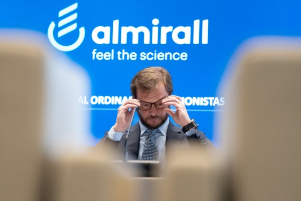 Cara y cruz de Almirall: perdió 38,5 millones en 2023 pero mejoró un 3,6% sus ventas