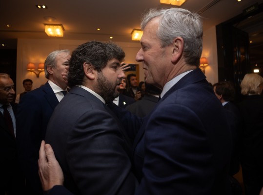 La victoria del PP en Galicia aleja una rebelión de barones autonómicos