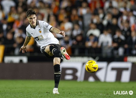 Punto y jugada polémica ante el Sevilla, pero vivos en la batalla por Europa