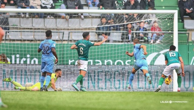 El Levante se pelea con el gol en A Malata