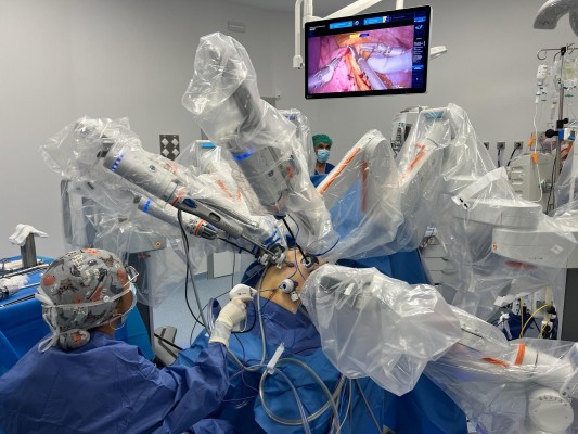 El hospital Arnau realiza la primera cirugía bariátrica en España con el robot Hugo