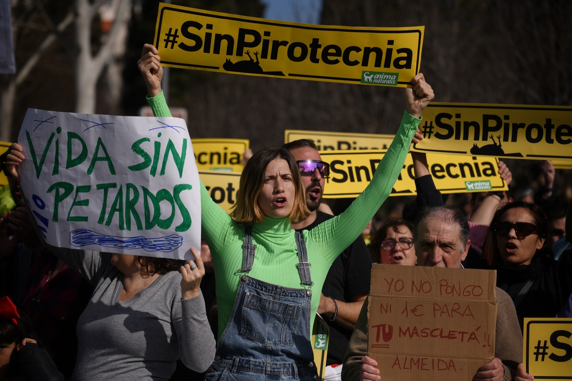 Decenas de personas protestan contra la 'mascletà' de Almeida al grito de 
