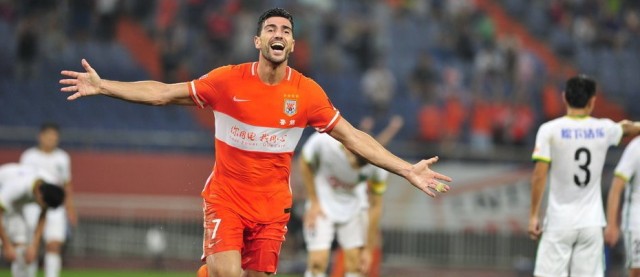 El internacional italiano Pellè debuta con gol y victoria en la liga china
