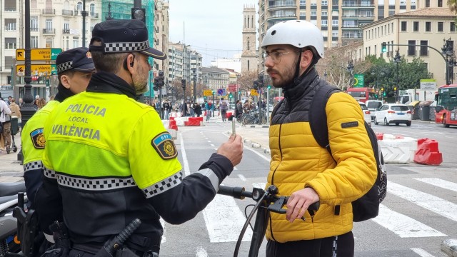 Casi 800 denuncias en los primeros días de control de bicis y patinetes en València