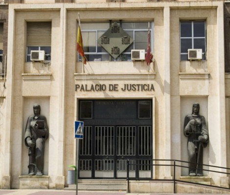 Proponen indemnizar a una profesora de Educación Especial a la que una alumna rompió las gafas