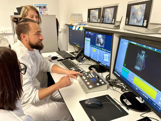 El Hospital General de Elche instaura una técnica para tratar el cáncer de mama izquierda que evita afectar al corazón