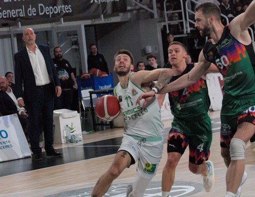 El Amics mantiene el pulso por la salvación venciendo a un rival directo
