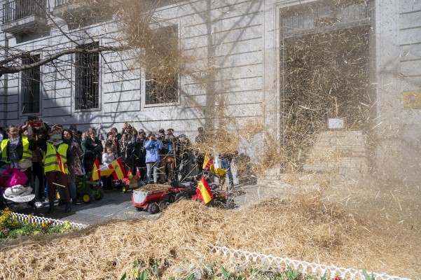Tractoradas, reparto de naranjas, limones y heno en el suelo: la protesta agrícola no cesa