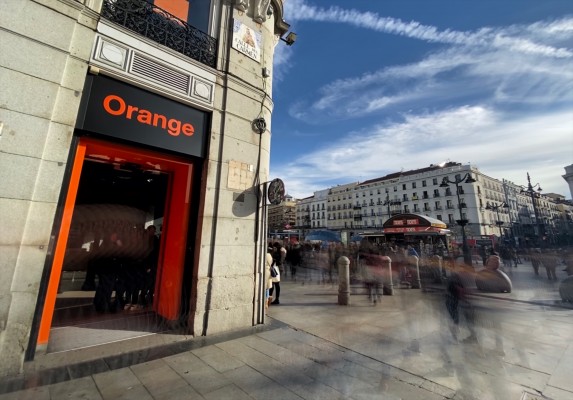 Orange tendrá que subir el 3,1% el salario en España tras superar beneficios de 2022
