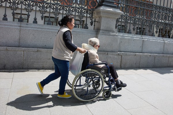 El Gobierno y CCOO acuerdan mejorar las condiciones de las trabajadoras de la dependencia