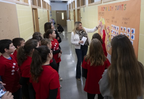 Barrachina escolta les idees del col·legi de Canet lo Roig sobre com crear futur als pobles de Castelló