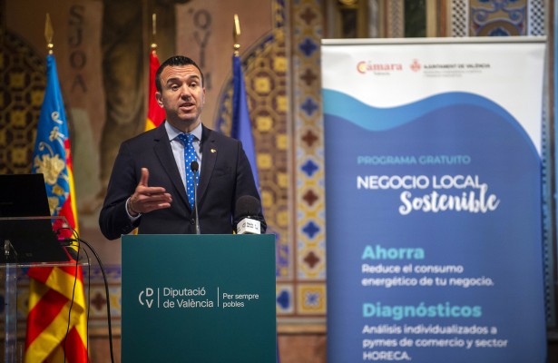 Mompó anima a los ayuntamientos a instalar placas fotovoltaicas en los edificios municipales