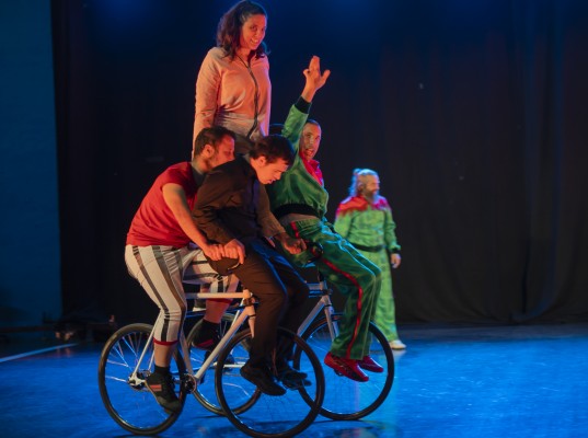 El Escalante rompe barreras con el circo inclusivo y multidisciplinar en ‘De tu a tu’ 